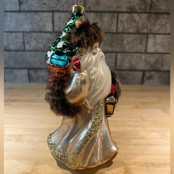 Robert Stanley Home Collection Santa w/Fur Cap and Cuffs Carrying Lantern & Tree - Picture 2 of 8